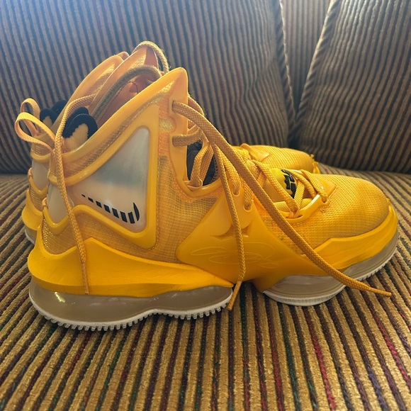Yellow/Gold Lebron XIX - Picture 2 of 3